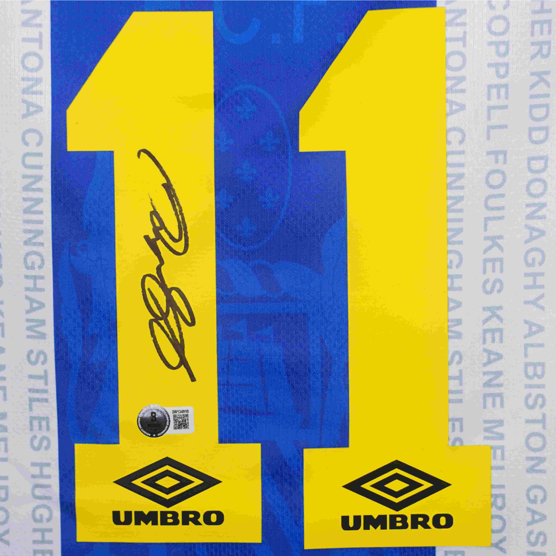 Ryan Giggs Signed Manchester United Away Soccer Jersey #11 with Beckett Witness